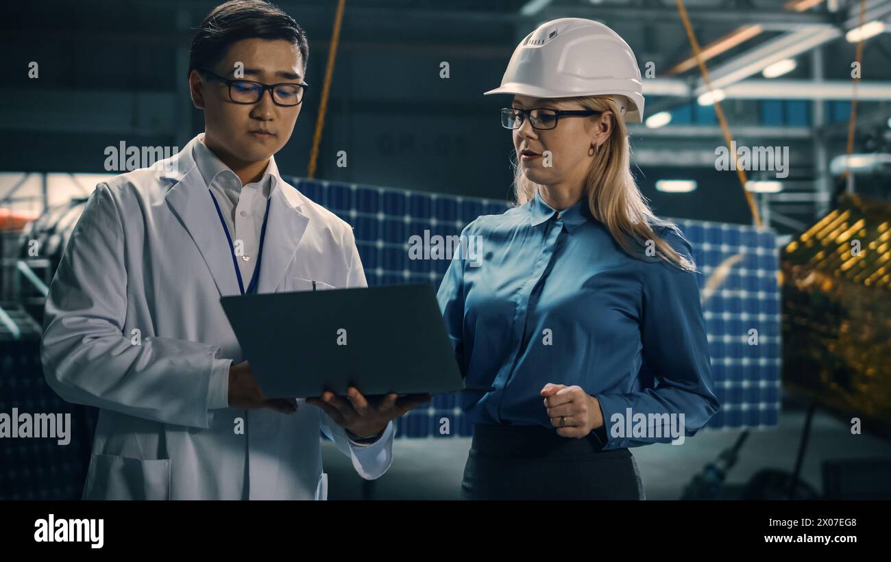 Ingenieur und Techniker, die an der Satellitenkonstruktion arbeiten. Luft- und Raumfahrtbehörde: Ein Team von Wissenschaftlern, die technologische Ausrüstung und Laptop-Computer nutzen, um Raumfahrzeuge für die Weltraumforschung zu entwickeln. Stockfoto