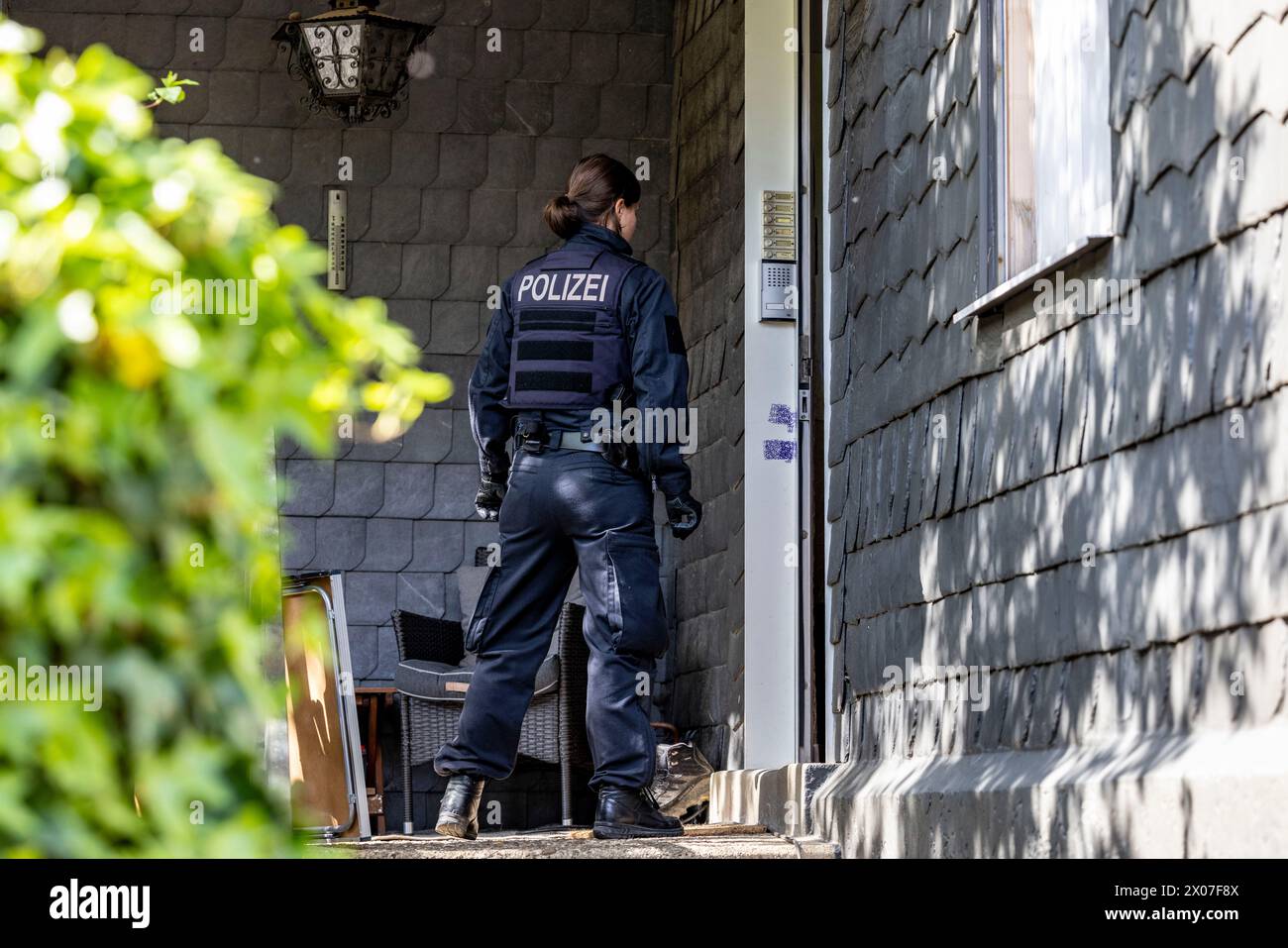 Solingen, Deutschland. April 2024. Polizisten durchsuchen das Haus eines Verdächtigen nach tödlicher Brandstiftung und einem Machetenangriff. Zwei Wochen nach dem verheerenden Brand, bei dem vier Menschen in Solingen ums Leben kamen, hat die Polizei einen Verdächtigen identifiziert. Er wird wegen vier Mordes verdächtigt, wie Ermittler am Mittwoch in Wuppertal berichteten. Der 39-Jährige soll 14 Tage später versucht haben, eine andere Person zu töten, indem er einen 44-Jährigen mit einer Machete angegriffen und lebensbedrohliche Verletzungen verursacht hat. Quelle: Christoph Reichwein/dpa/Alamy Live News Stockfoto