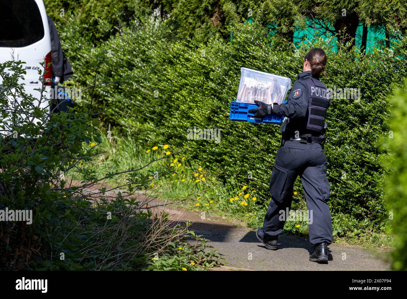 Solingen, Deutschland. April 2024. Polizisten durchsuchen das Haus eines Verdächtigen nach tödlicher Brandstiftung und einem Macheten-Angriff und beschlagnahmen Gegenstände. Zwei Wochen nach dem verheerenden Brand, bei dem vier Menschen in Solingen ums Leben kamen, hat die Polizei einen Verdächtigen identifiziert. Er wird wegen vier Mordes verdächtigt, wie Ermittler am Mittwoch in Wuppertal berichteten. Der 39-Jährige soll 14 Tage später versucht haben, eine andere Person zu töten, indem er einen 44-Jährigen mit einer Machete angegriffen und lebensbedrohliche Verletzungen verursacht hat. Quelle: Christoph Reichwein/dpa/Alamy Live News Stockfoto