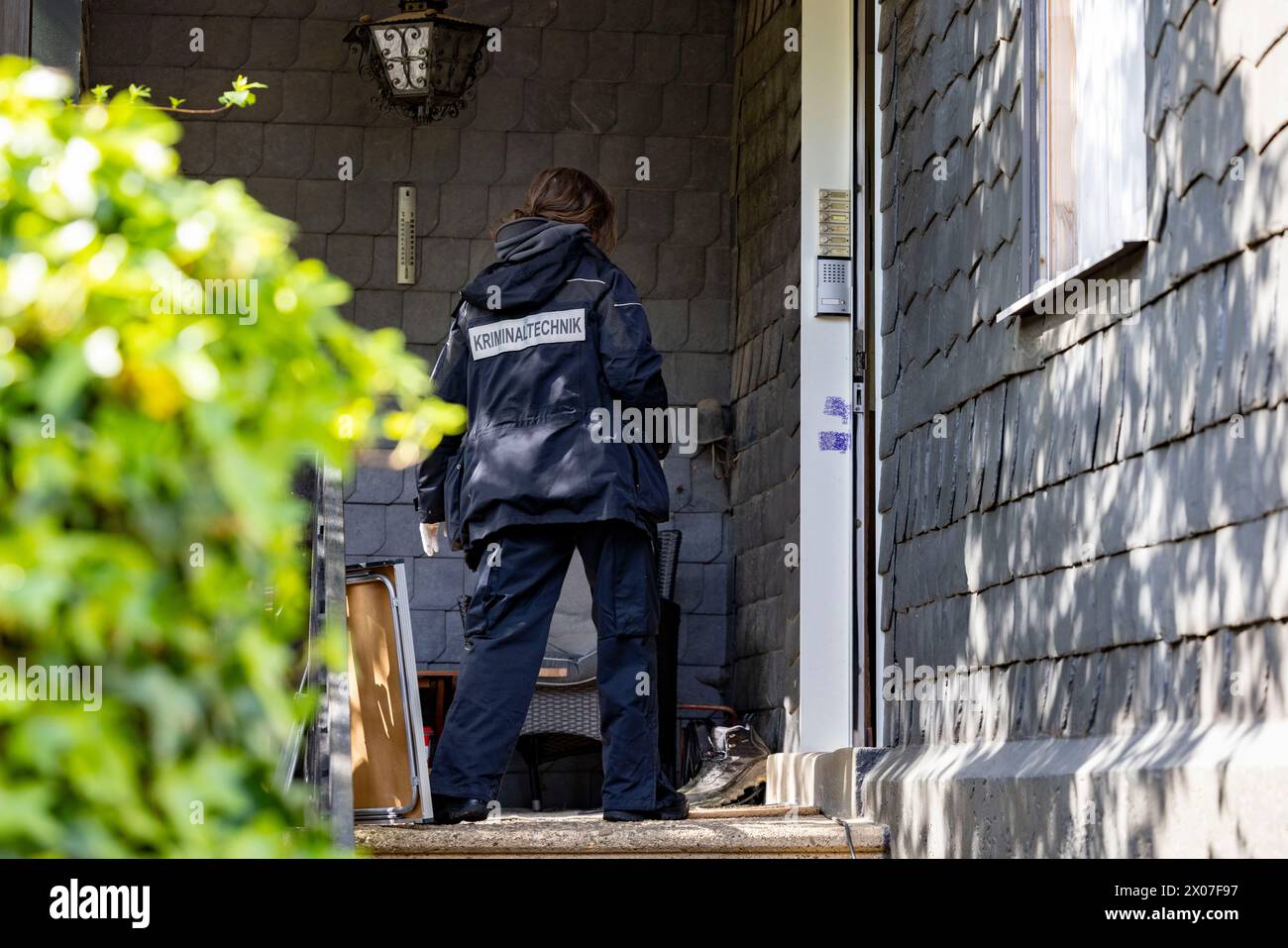 Solingen, Deutschland. April 2024. Polizisten durchsuchen das Haus eines Verdächtigen nach tödlicher Brandstiftung und einem Machetenangriff. Zwei Wochen nach dem verheerenden Brand, bei dem vier Menschen in Solingen ums Leben kamen, hat die Polizei einen Verdächtigen identifiziert. Er wird wegen vier Mordes verdächtigt, wie Ermittler am Mittwoch in Wuppertal berichteten. Der 39-Jährige soll 14 Tage später versucht haben, eine andere Person zu töten, indem er einen 44-Jährigen mit einer Machete angegriffen und lebensbedrohliche Verletzungen verursacht hat. Quelle: Christoph Reichwein/dpa/Alamy Live News Stockfoto