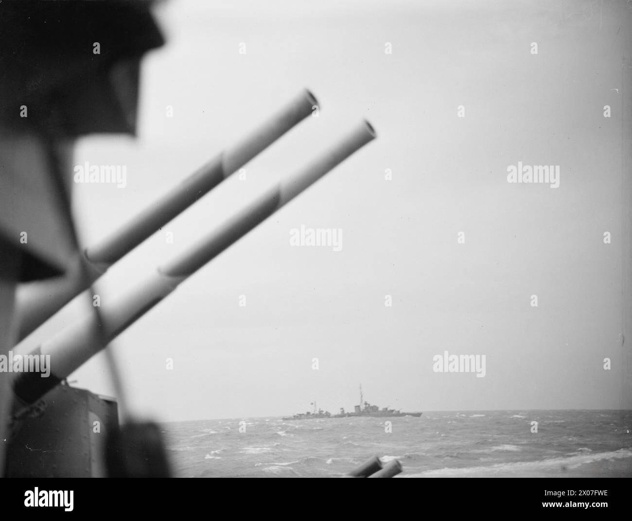 Die HMS Matabele nimmt an Übungen mit der 6. Zerstörerflotte in der Nordsee Teil, während sie vom 10. Bis 22. November 1941 in Hvalfjord, Island, an Bord des Zerstörers der Stammesklasse HMS Ashanti stationiert war. Stockfoto