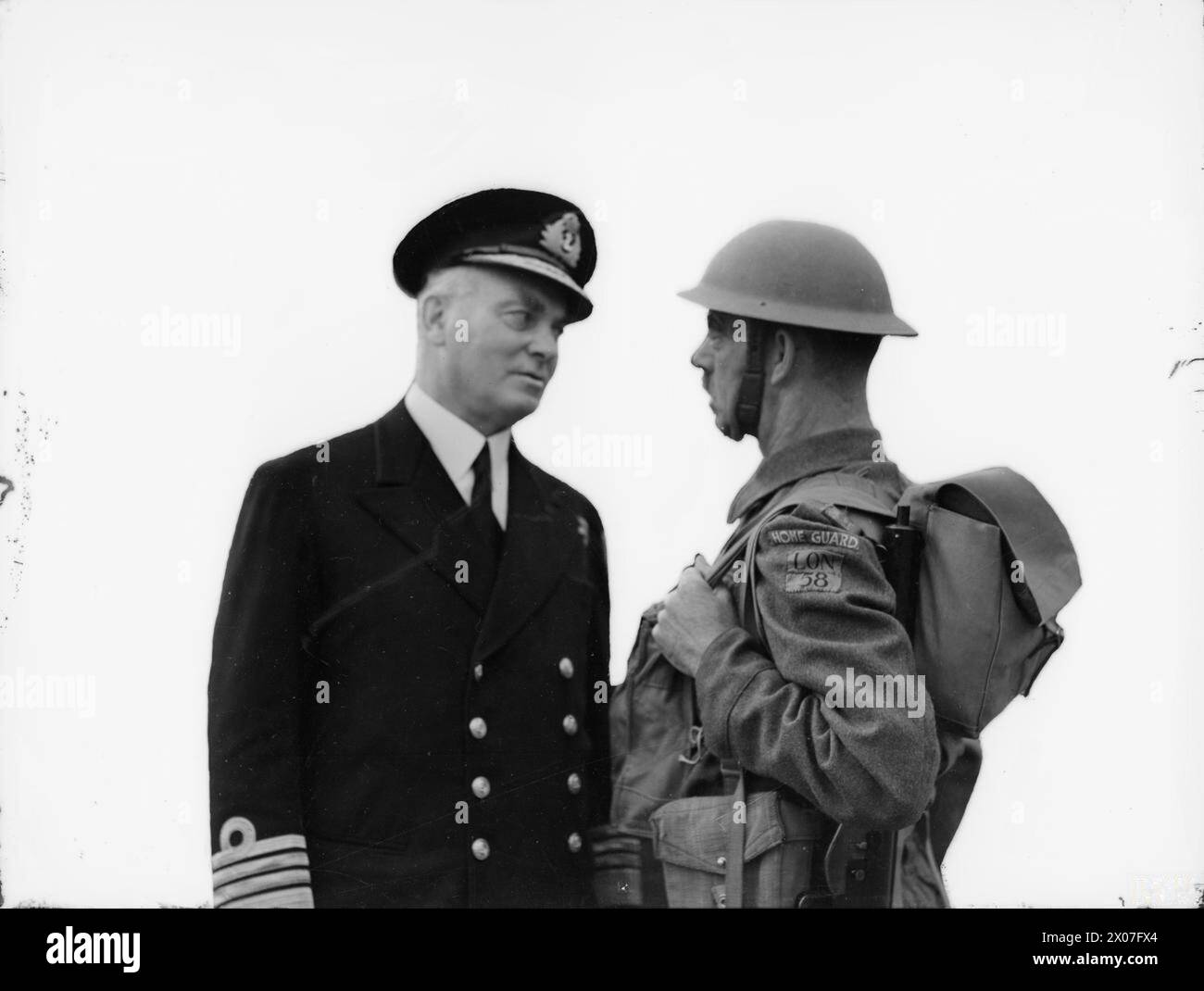 Am 3. September 1943 inspizierte Admiral Sir Charles Kennedy-Purvis die Home Guard bei der Horse Guards Parade in London, wobei die Royal Marine Band den vormarsch anführte. Stockfoto