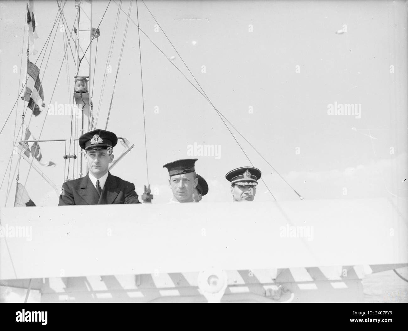Am 16. April 1943 besuchten der sowjetische Konteradmiral Kharlamow und Marineoffiziere die Marineeinrichtungen in Portsmouth und trafen dort auf Personal der Royal Navy, darunter Unterleutnant G H Baker und den Kommandeur des Motor Torpedo Boats. Stockfoto