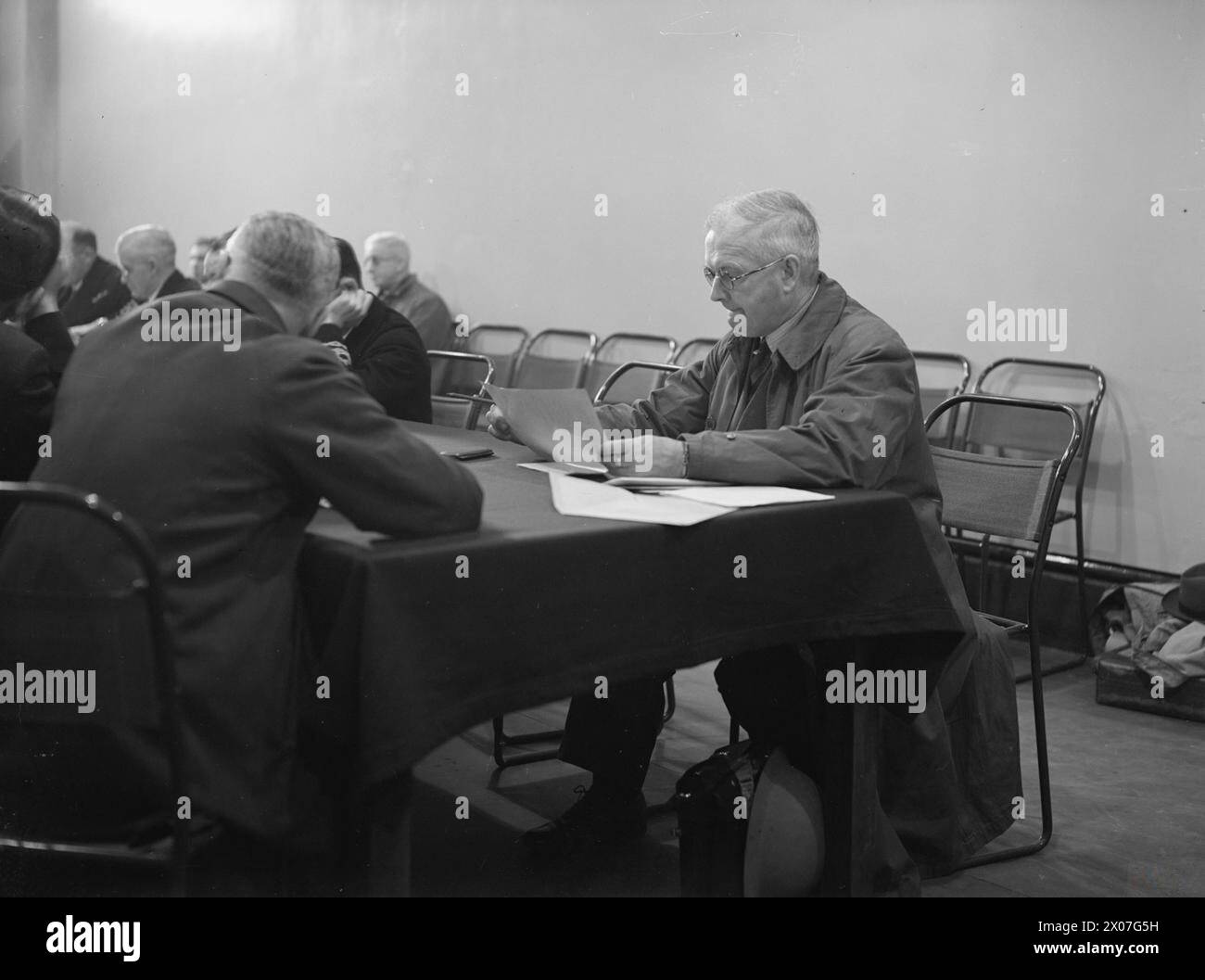 Royal Navy, WRNS und RAF koordinieren im Juli 1941 Konvoi-Operationen aus dem unterirdischen Derby House in Liverpool für die Schlacht am Atlantik, um die Handelsschifffahrt zu sichern. Stockfoto