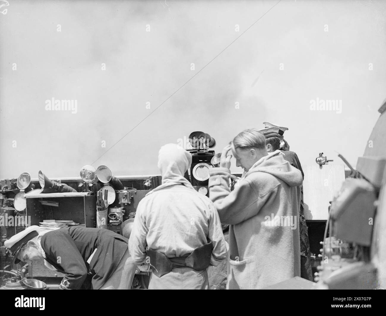 Die HMS Dido und die amerikanischen Zerstörer leisteten am 12. Mai 1944 im Mittelmeer Unterstützung bei der Brandbekämpfung, bombardierten feindliche Stellungen auf dem Appian Way bei Terracina und stellten sich während des italienischen Vormarsches gegen schwere Artillerie bei Gaeta. Stockfoto
