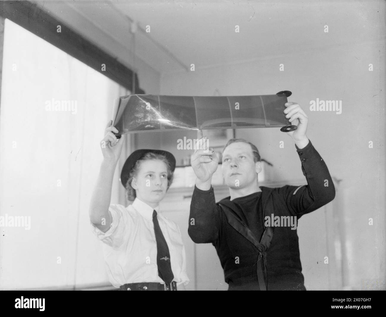 Am 19. Januar 1942 trainierten Wren-Schüler auf der Royal Naval Air Station Donibristle in Fife zu fotografischen Assistenten und lernten die korrekte Luftfilmdichte unter Anleitung eines Blauwegenfotografen. Stockfoto