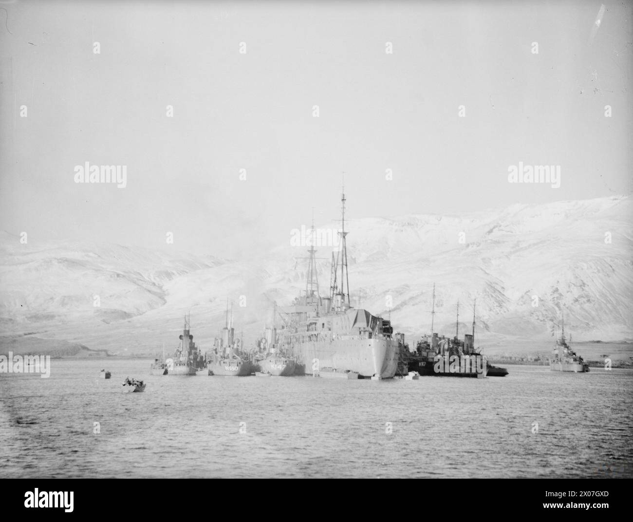 Zwischen dem 10. Und 22. November 1941 operierte die HMS Ashanti, ein Zerstörer der Stammesklasse, in Hvalfjord, Island. HMS Hecla, ein Zerstörer-Depot-Schiff, war neben anderen Zerstörern der Royal Navy. Stockfoto