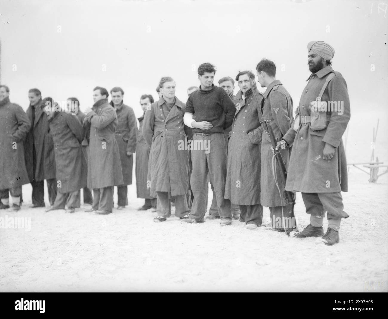 Deutsche U-Boot-Gefangene unter indischer Wache in Agemi, Ägypten am 30. Dezember 1941. Stockfoto