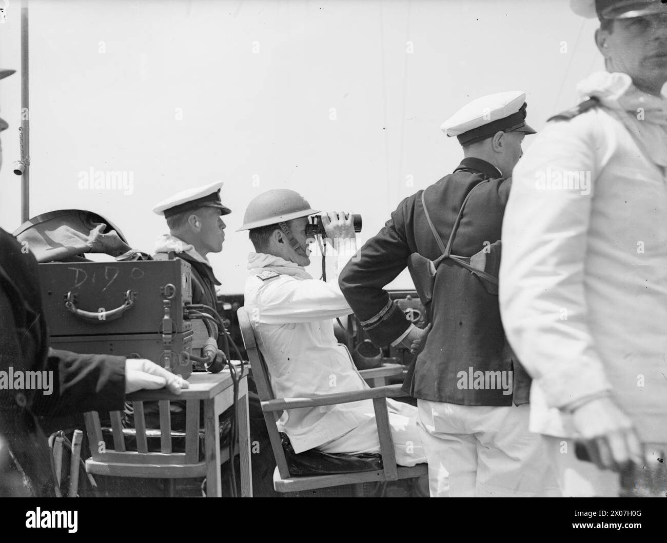 Am 12. Mai 1944 führte die HMS Dido, begleitet von amerikanischen Zerstörern im Mittelmeer, ein schikanierendes Feuer auf dem Appian Way bei Terracina und feindliche Artillerie bei Gaeta durch, beobachtet von Konteradmiral John M Mansfield und Captain John Terry. Stockfoto