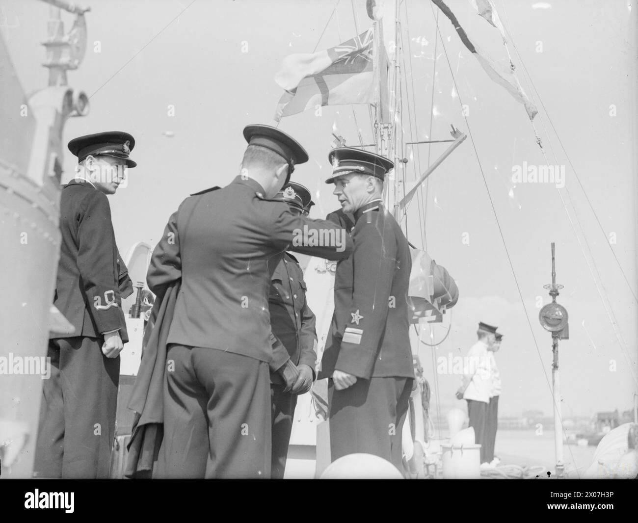 Am 16. April 1943 besuchten der sowjetische Konteradmiral Kharlamow und Marineoffiziere die Marineeinrichtungen in Portsmouth, einschließlich Diskussionen an Bord eines Motor Torpedo Bootes unter dem Kommando von Unterleutnant G.H. Baker RNVR. Stockfoto
