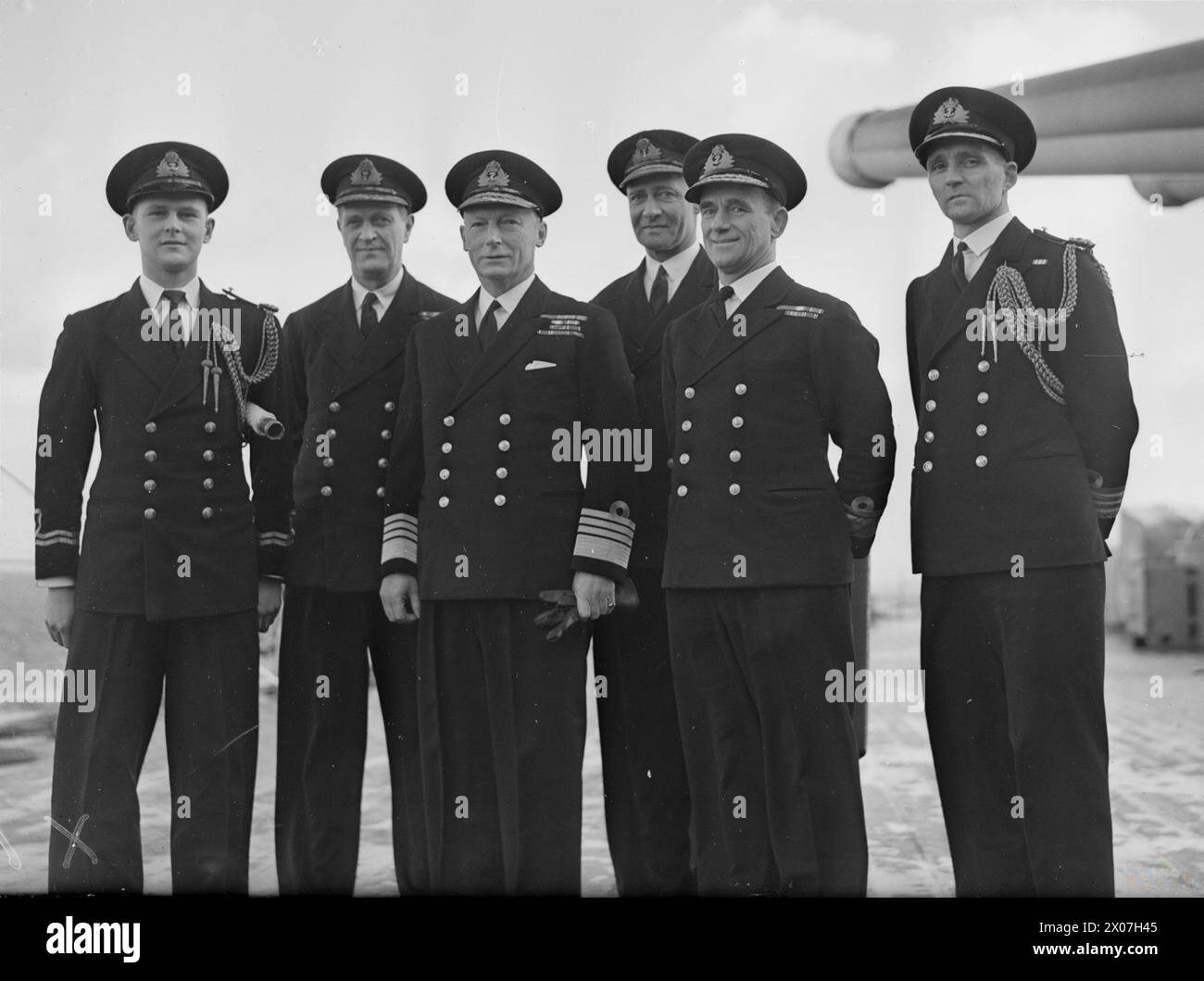 ADMIRAL SIR JOHN TOVEY UND SEINE MITARBEITER. 4. FEBRUAR 1943, AN BORD DER HAUPTFLOTTE HMS KING GEORGE V. - Admiral Sir John Tovey, C-in-C, Home Fleet und Mitglieder seines Stabes: Von links nach rechts: Flagge Lieut C W S Lubbock, RNVR; Kapitän E D B McCarthy, DSO, Flottenkapitän, Admiral Sir John Cronyn Tovey, KCB, KBE, DSO, Oberbefehlshaber, Heimflotte, Konteradmiral P J Mack, DSO, Konteradmiral M M Denny, CB und Paymaster Captain R W Paffard Stockfoto