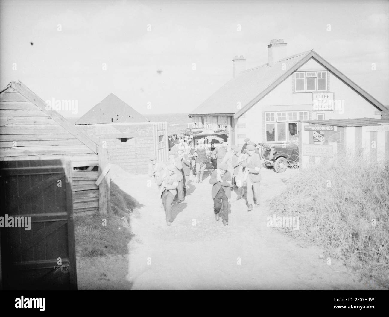Die Freiwilligen der Küstenwache führten 1940 eine Rettungsübung an einer Station der Ostküste durch, wobei sie Raketen und Reisetaschen benutzten und den Wagen nach der Übung zurückschleppten. Stockfoto