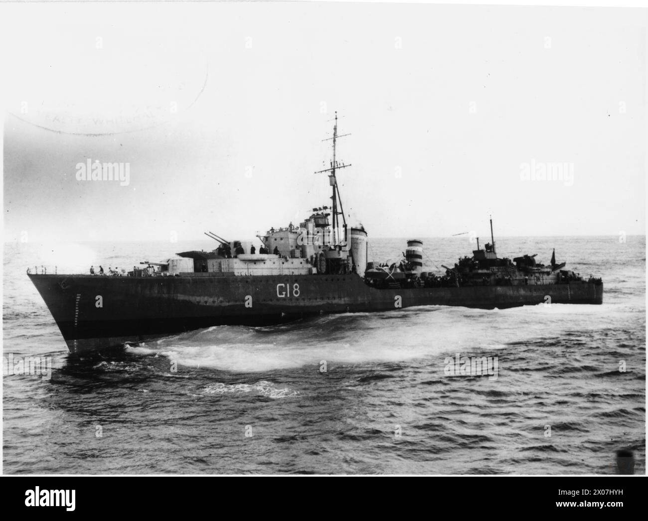 HMS Zulu, ein Zerstörer der Royal Navy, ist auf See unterwegs und führt Marineoperationen und Patrouillendienste durch. Stockfoto