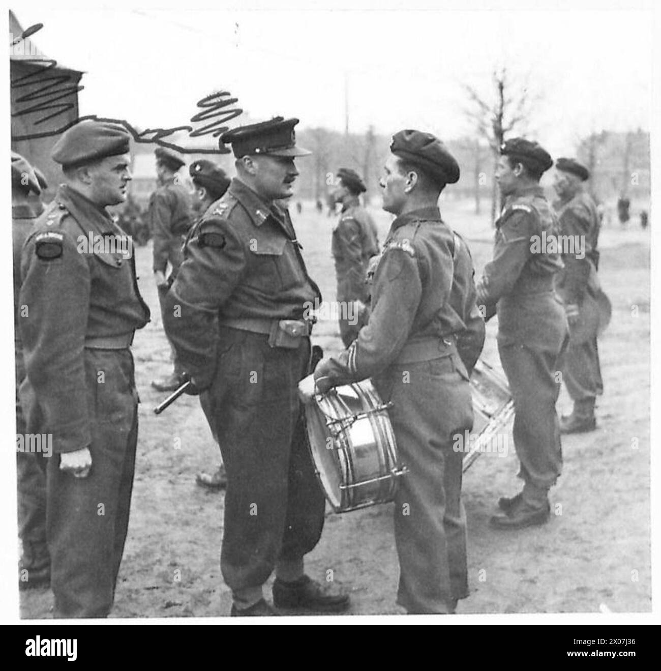 Generalleutnant Ritchie überreichte Auszeichnungen an Mitglieder einer britischen Armeeband, nachdem er während der Aktivitäten der 21. Armeegruppe einen Marsch hinter sich hatte. Stockfoto