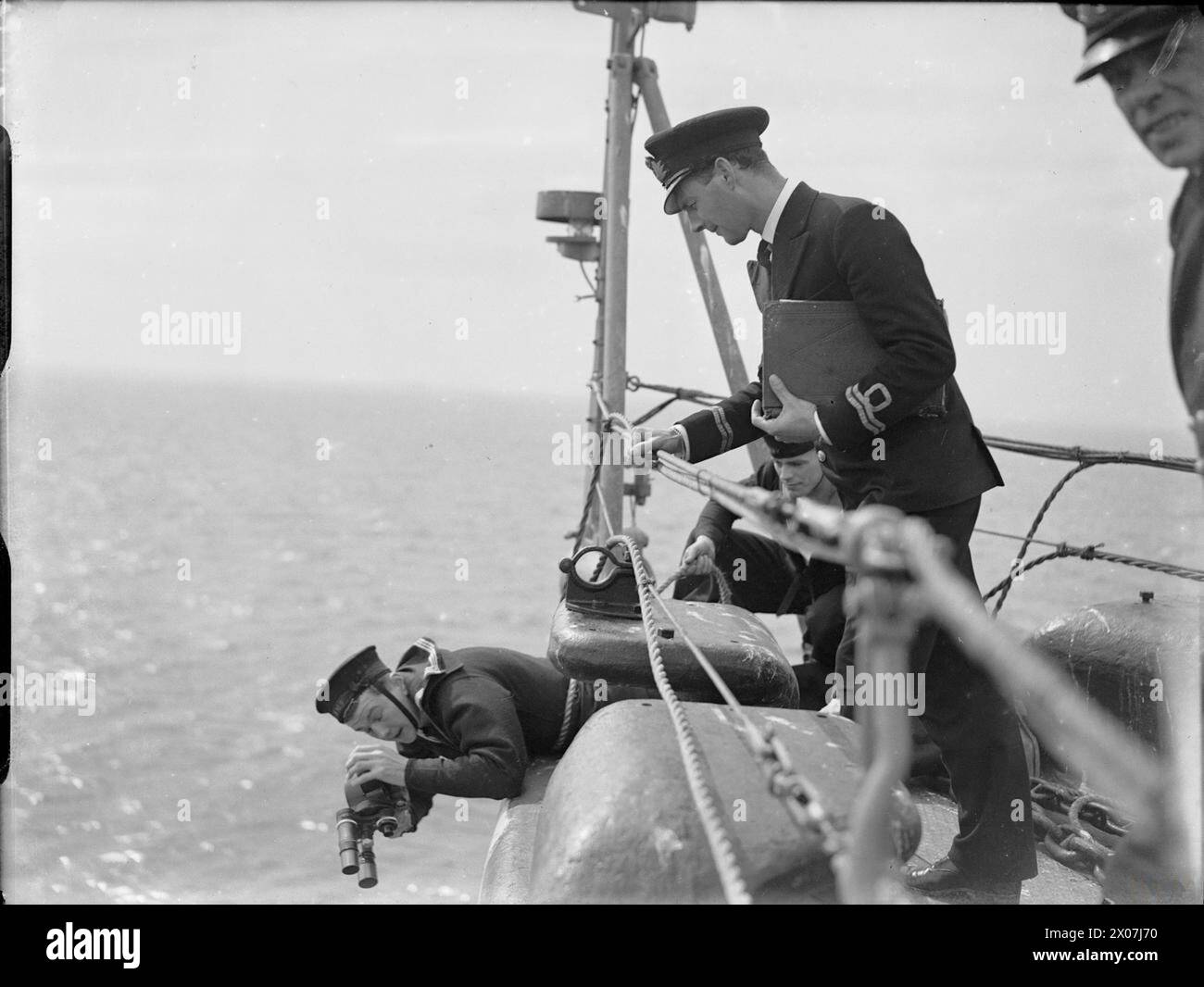 Am 19. August 1942 filmte ein Marinestützpunkt auf der foc’sle das Wiegen eines Ankers für die Royal Navy Instructional Film Unit. Stockfoto