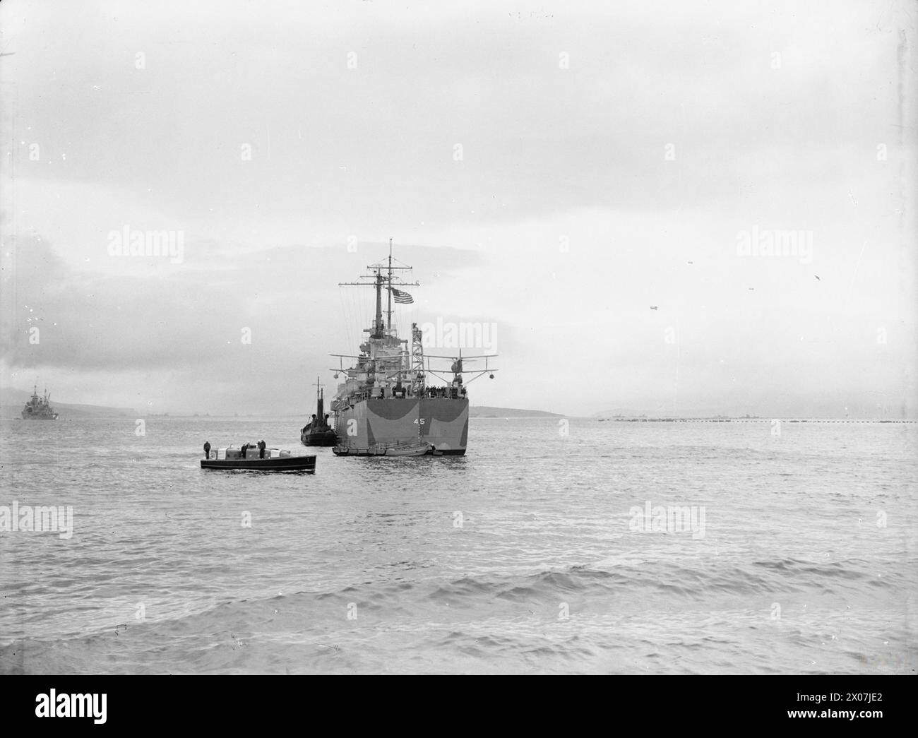 Am 6. Juni 1942 besuchte der König die Heimatflotte. Amerikanische Schiffe, darunter die USS Wichita, dienten neben Schiffen der Royal Navy. HMS Somali wird unter der Beobachtung des Königs vorbeiziehen gesehen. Stockfoto