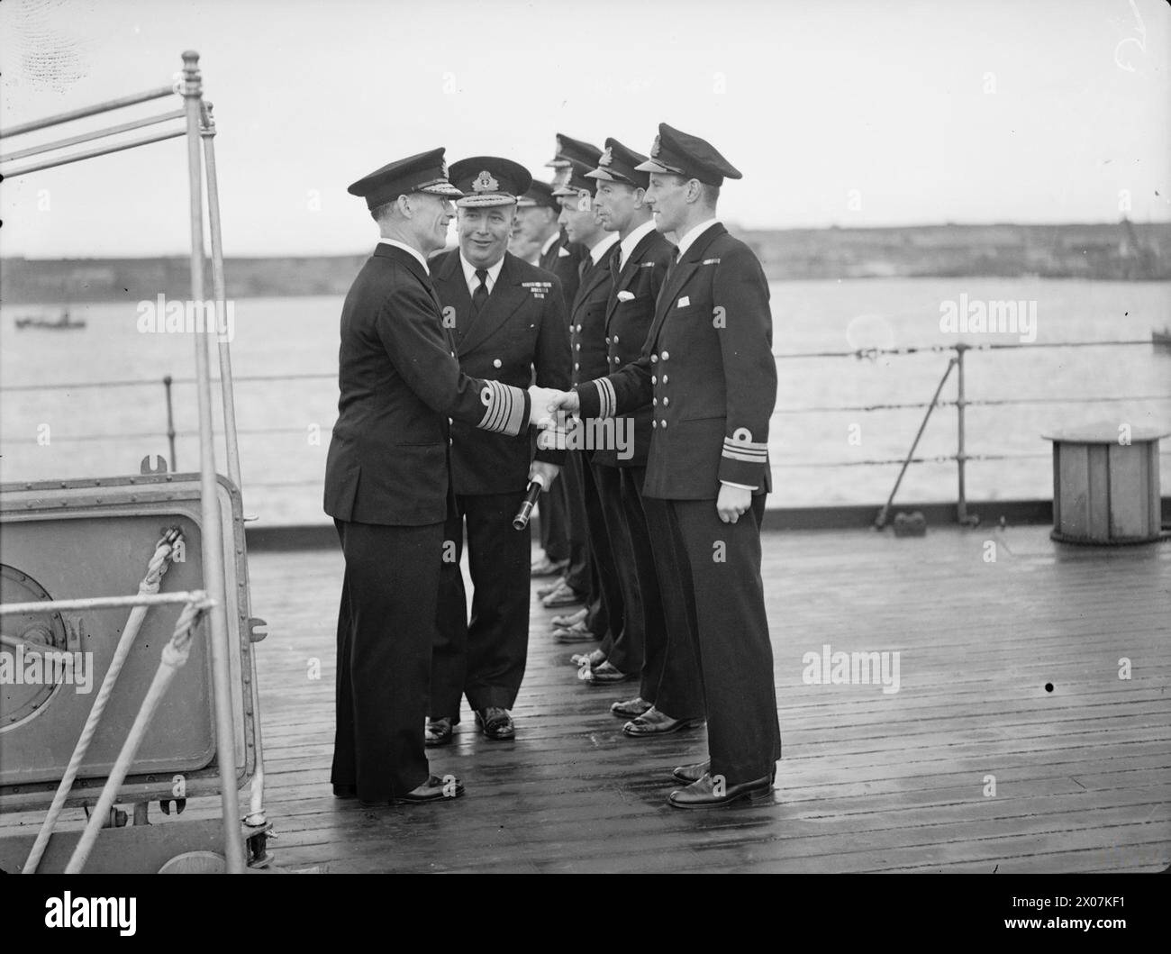 Am 25. August 1942 besuchte König Georg von den Hellenen griechische Kriegsschiffe in britischen Gewässern und wurde mit Zerstörerkapitänen fotografiert. Stockfoto Am 25. August 1942 besuchte König Georg von den Hellenen griechische Kriegsschiffe in britischen Gewässern und wurde mit Zerstörerkapitänen fotografiert. Stockfoto