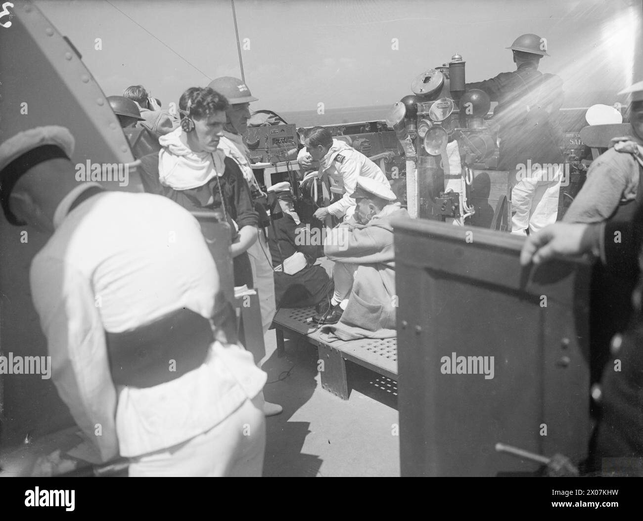 Am 12. Mai 1944 führten die HMS Dido und die amerikanischen Zerstörer Bombardements auf feindliche Stellungen entlang des Appian Way bei Terracina und gegen Artillerie gegen die Fünfte Armee bei Gaeta im Mittelmeer durch. Die Offiziere richteten das Feuer von der Brücke aus. Stockfoto