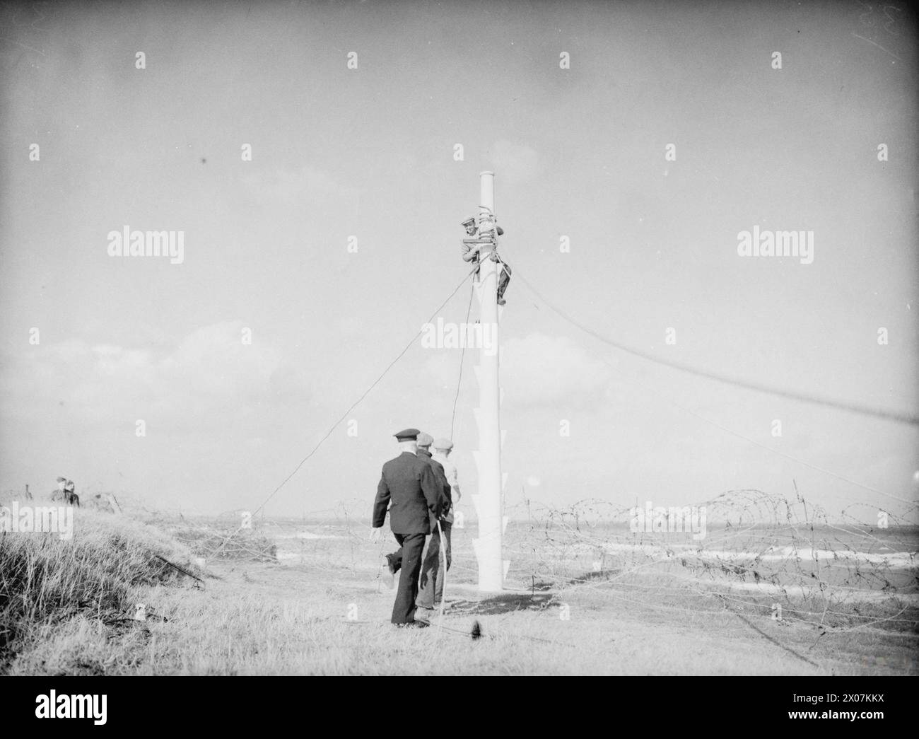 Im Jahr 1940 führt die East Coast Coastguard Station eine Rettungsübung mit Raketen und Reisetoje durch, die von lokalen Freiwilligen besetzt sind. Ein Peitschenblock und ein Hawser sind am Masthead fixiert. Stockfoto