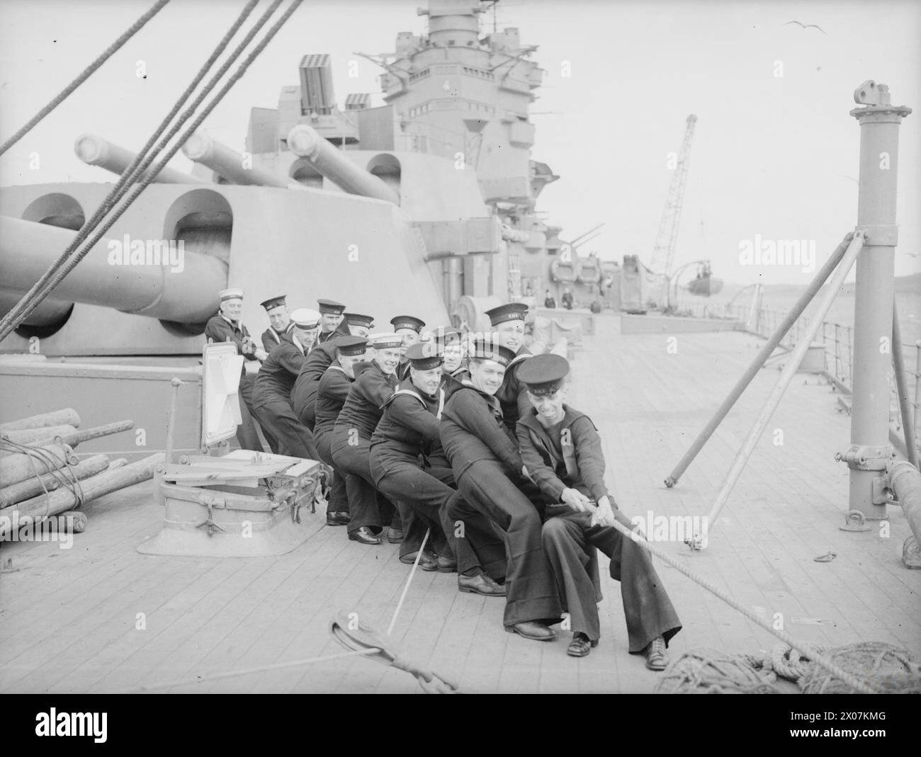 Mitglieder der South African Division der Royal Naval Volunteer Reserve sind im Juli 1941 an Bord der HMS Nelson und dienen als Teil der Verteidigungskräfte der Union. Stockfoto
