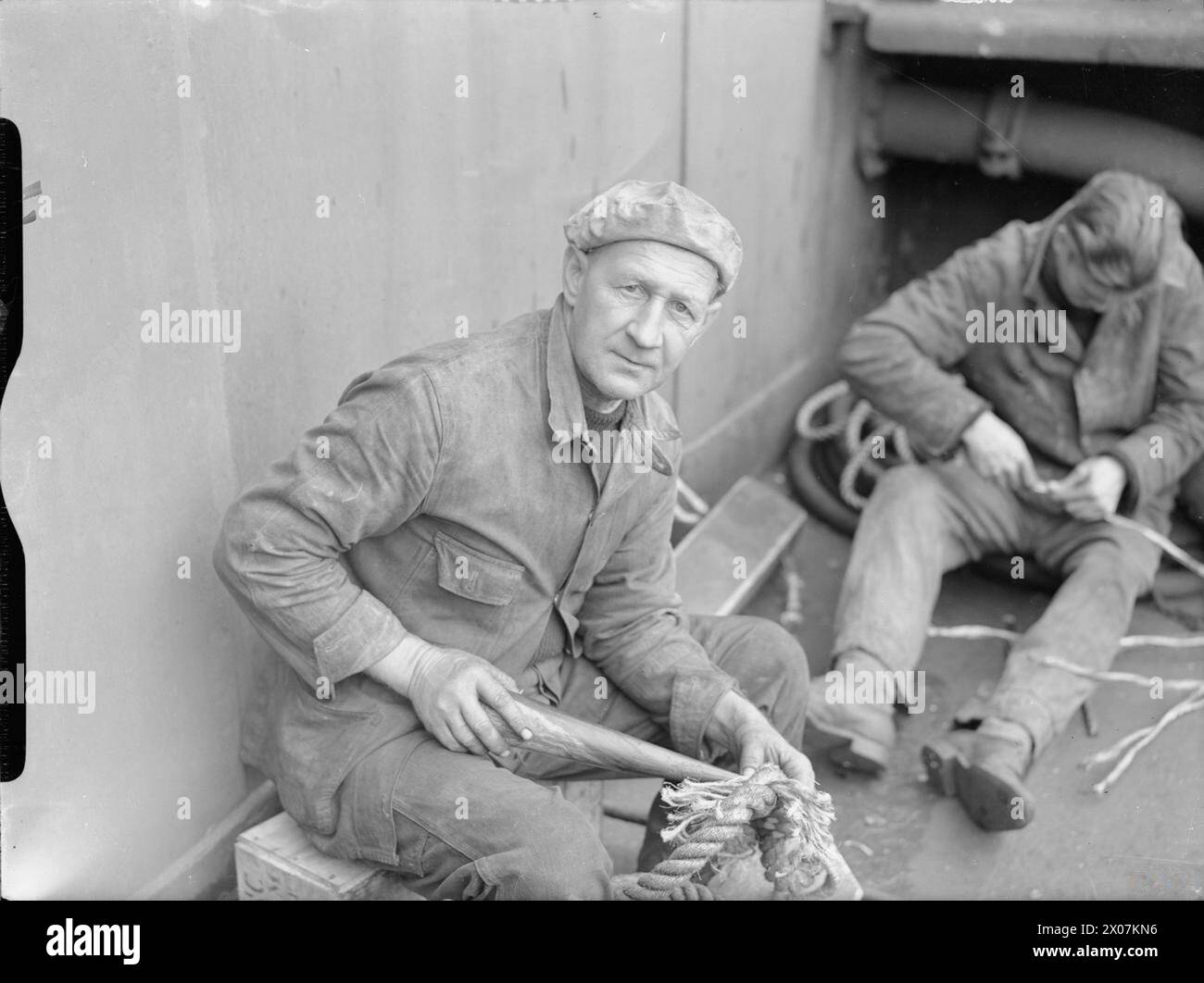 Boot- und Mate-gespeiste Seile an Bord des Handelsschiffes MV Empire Unity während des Zweiten Weltkriegs im Konvoi. Stockfoto