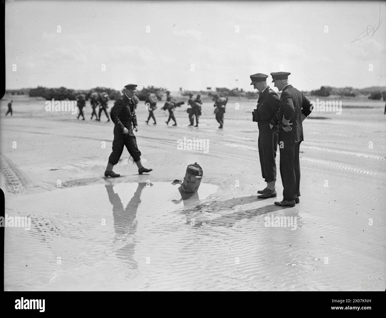 Im Juni 1944 inspizieren Commodore Douglas-Pennant und seine Mitarbeiter ein Minenhindernis an einem Strand während der Operation Overlord, der Landung in der Normandie. Stockfoto