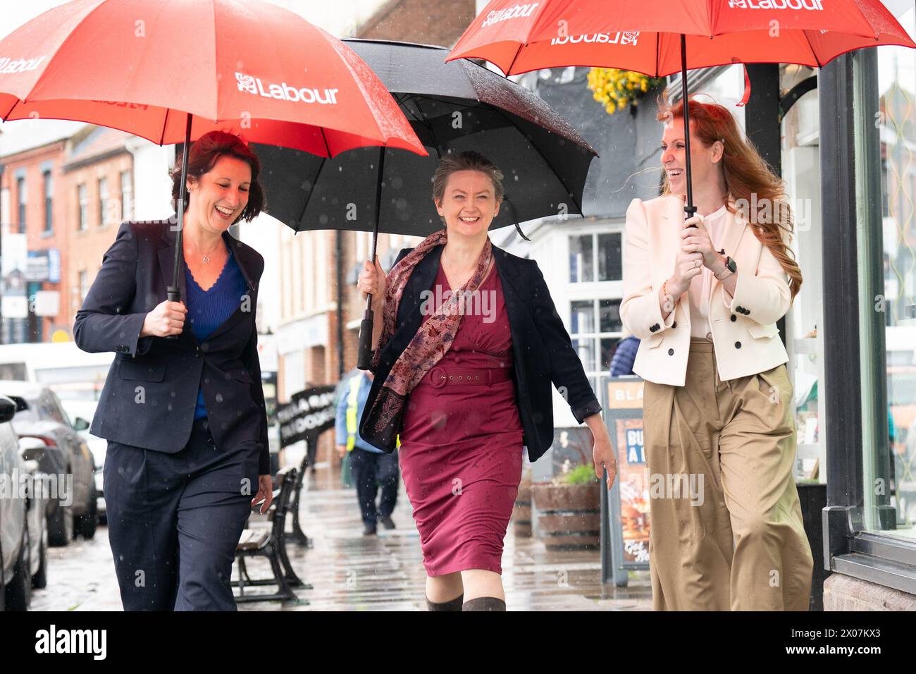 (Links-rechts) Labour-Schattenkanzlerin Rachel Reeves, die Schattenheimsekretärin Yvette Cooper und die stellvertretende Vorsitzende Angela Rayner während ihres Besuchs in Yarm in Teesdale, um den fünf-Punkte-Plan der Partei zu enthüllen, in den Straßen "neues Leben einzuhauchen", der eine Reform der Geschäftssätze und strengere Gesetze zum Ladendiebstahl beinhaltet. Bilddatum: Mittwoch, 10. April 2024. Stockfoto