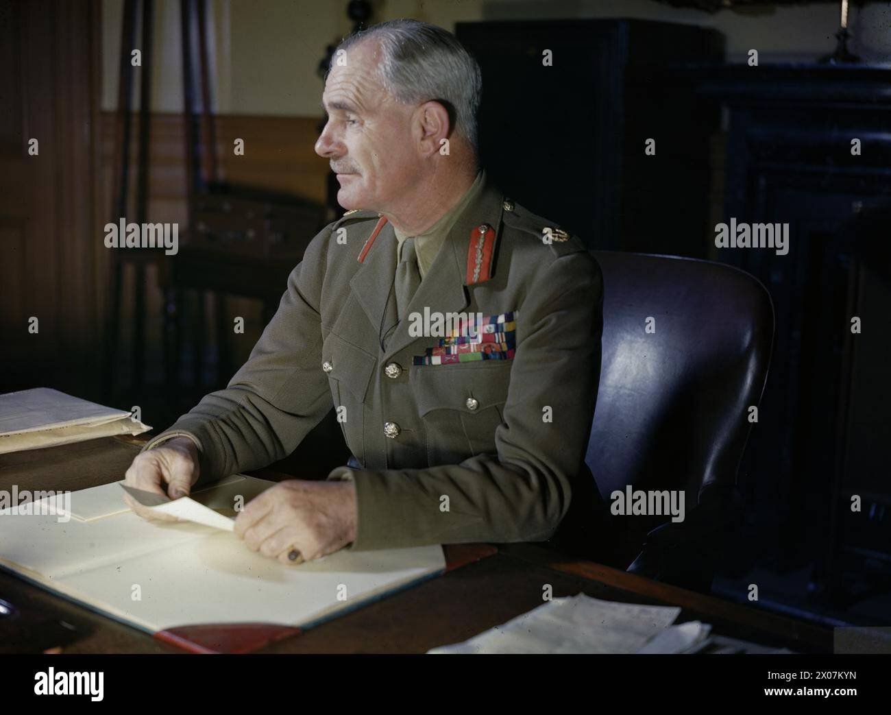 Porträt des Vizekönigs von Indien, Feldmarschall Sir Archibald Wavell, an seinem Schreibtisch. Fotografische Negativdokumente militärischer Führungs- und Verwaltungsaufgaben während des Zweiten Weltkriegs Stockfoto