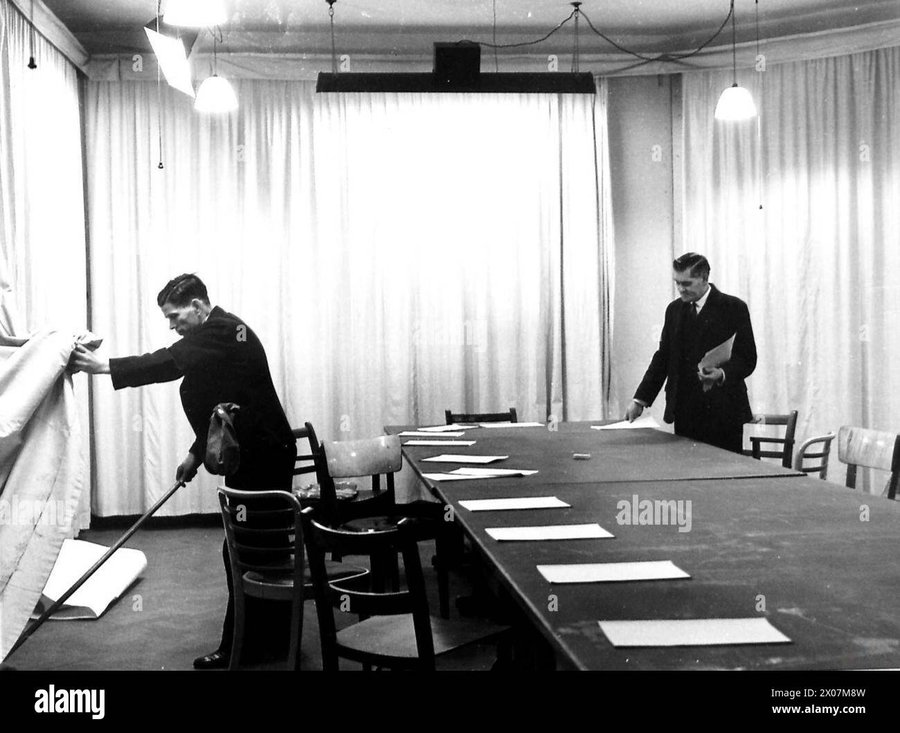 Fotografisches negativ der Royal Air Force in Großbritannien zwischen 1940 und 1945. Das Bild dokumentiert Personal und Flugzeuge der RAF während des Zweiten Weltkriegs Stockfoto