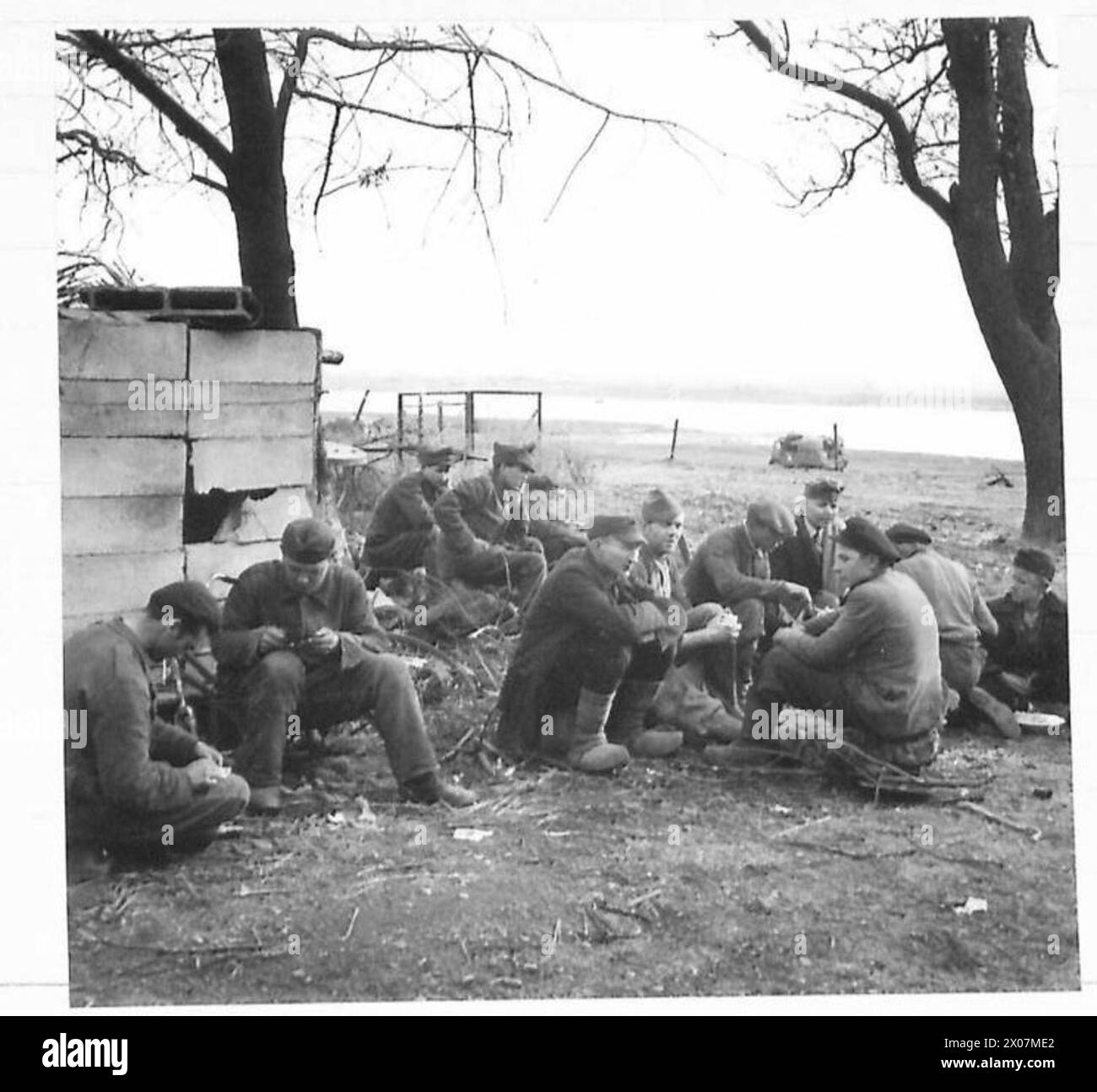 Ehemalige Mitglieder der Deutschen Heimatgarde, die nicht mehr aktiv an Kämpfen beteiligt waren, werden während des Zweiten Weltkriegs in Gebieten gezeigt, die von der britischen Armee, 21. Armeegruppe besetzt wurden. Stockfoto