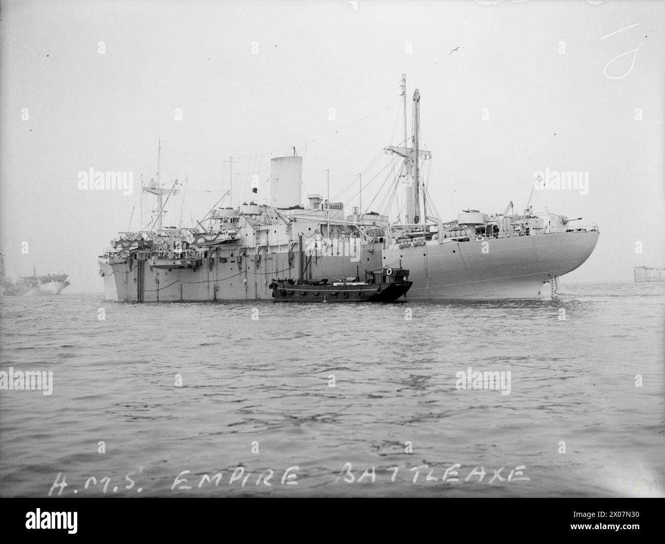 Die HMS Empire Battleaxe, ein großes Landungsschiff, befindet sich am 1. August 1944 in Greenock und bereitet sich auf den Einsatz vor. Stockfoto