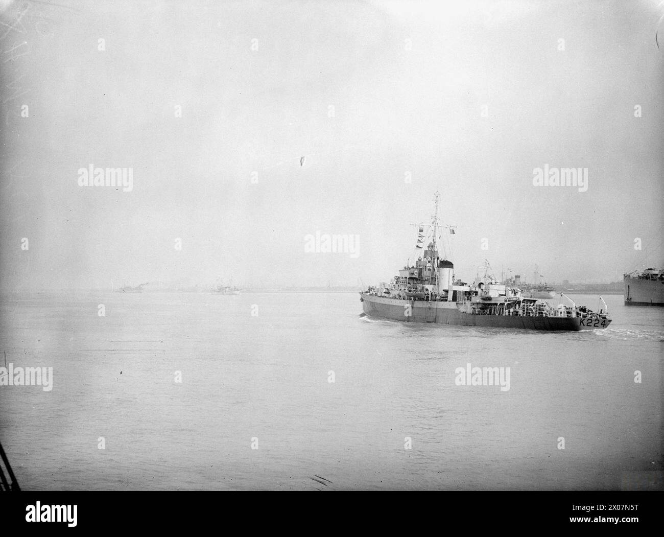 HMS ROTHER, BRITISCHE FREGATTE DER RIVER-KLASSE. 16. APRIL 1945, RIVER MERSEY, LIVERPOOL. - HMS ROTHER unterwegs Royal Navy, HMS Rother, Destroyer, (1904) Stockfoto