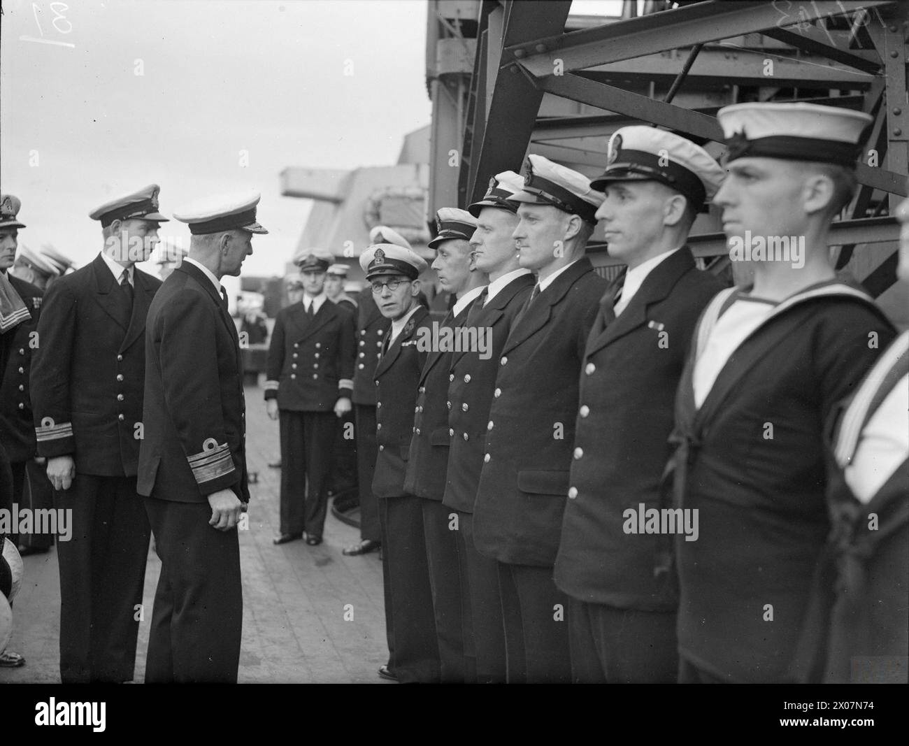 Am 10. Januar 1943 inspiziert der Vizeadmiral Sir Neville Syfret, KCB, in Gibraltar die Besatzung der HMS Rodney, eines Schiffes, das er von 1938 bis 1940 während Nordafrikas befehligte. Stockfoto