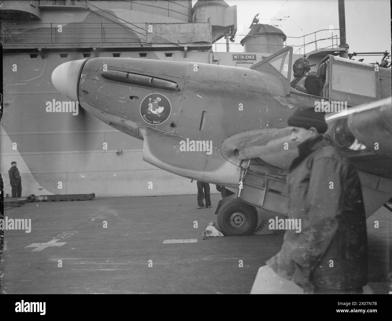 Ein Fairey Fulmar-Flugzeug wärmte sich während des Zweiten Weltkriegs auf dem Flugdeck der HMS siegreich auf. Stockfoto
