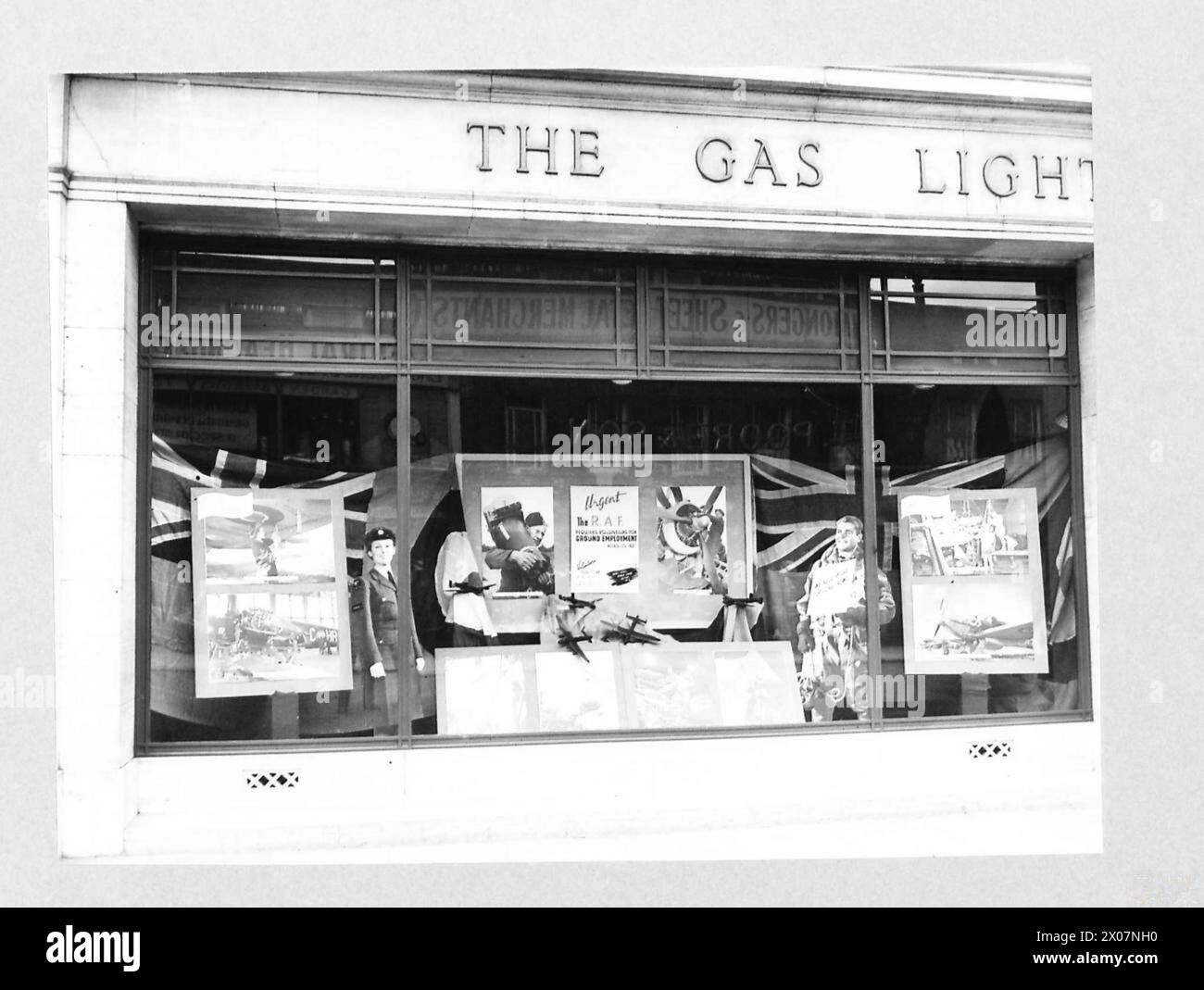 Fotografisches negativ, das die Operationen der Royal Air Force in Großbritannien von 1940 bis 1945 zeigt, einschließlich der Aktivitäten von Flugzeugen, Personal und Flugplätzen während des Zweiten Weltkriegs Stockfoto