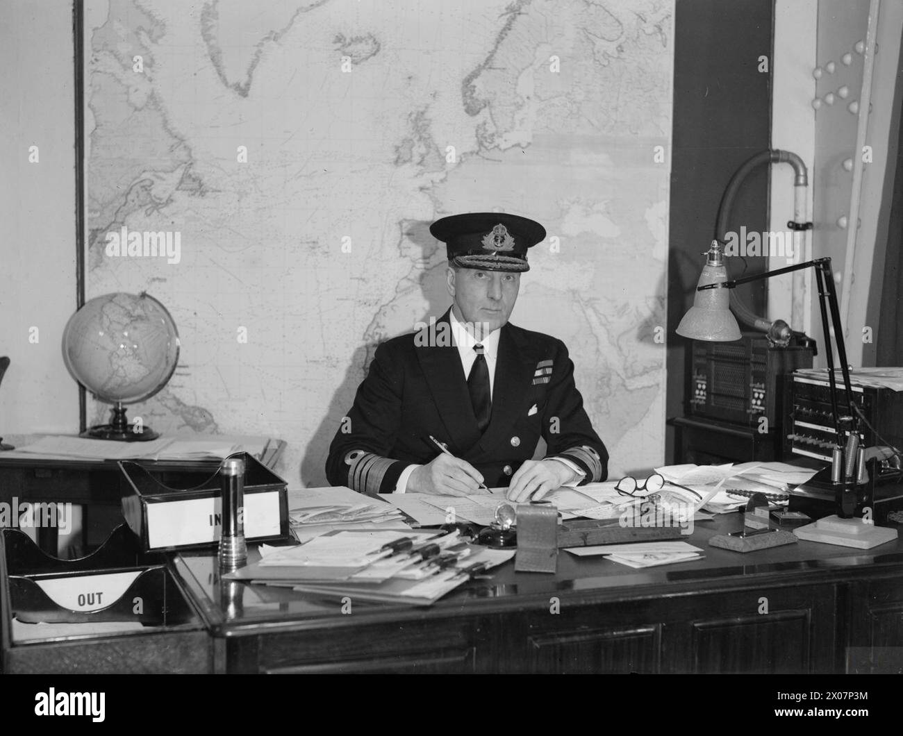 Admiral Sir Percy L H Noble leitet im Juli 1941 die Operationen der Royal Navy, der WRNS und der RAF für die Schlacht am Atlantik von Derby House aus, Liverpool, wo er Konvois und taktisches Kommando verwaltet. Stockfoto