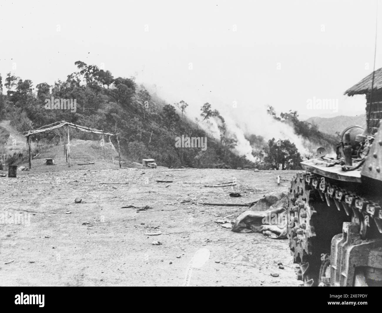 DER KRIEG IM FERNEN OSTEN: DER FELDZUG von BIRMA 1941-1945 - die Schlacht von Imphal-Kohima März - Juli 1944: Eine japanische Position unter Beschuss auf der Tamu-Straße Stockfoto