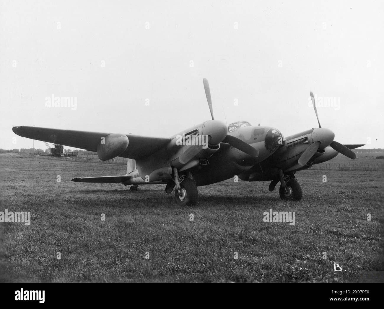 FLUGZEUGE DER ROYAL AIR FORCE 1939–1945: DE HAVILLAND DH 98 MÜCKE. - Mücke B Mark 25, KB471, in Boscombe Down, Wiltshire. Eine in Kanada gebaute Produktionsversion, die modifiziert wurde, um die 4000 kg schwere Bombe in einer vertieften Bucht zu tragen Royal Air Force, Aeroplane and Armament Experimental Establishment, Royal Canadian Air Force, 428 Squadron, Royal Canadian Air Force, 431 Squadron, Royal Canadian Air Force, 434 Squadron Stockfoto