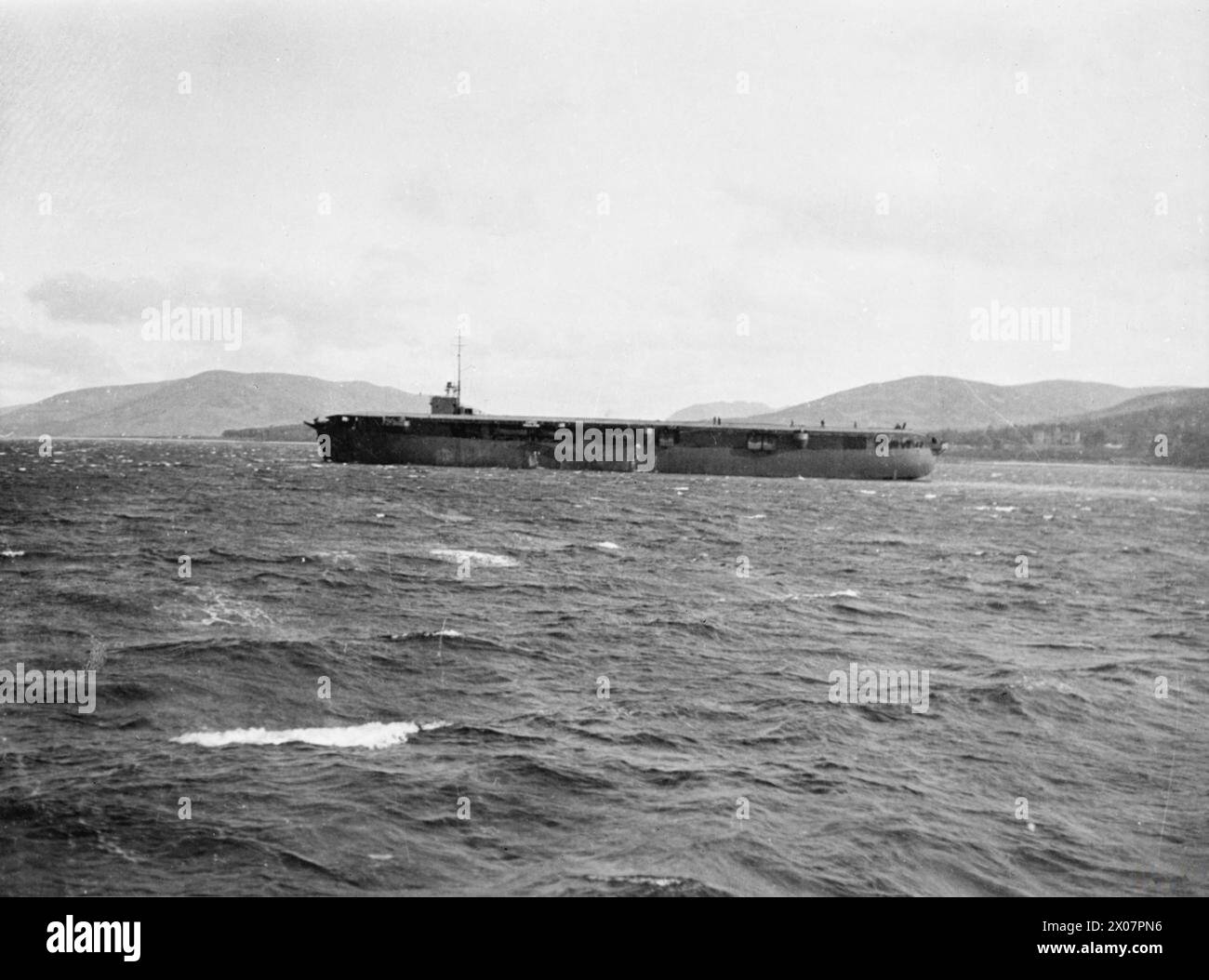 Im Jahr 1943 wurde das britische Handelsschiff Empire MacAlpine, ein Merchant Aircraft Carrier (MAC-Schiff), auf See mit einem Flugdeck für den Start und die Bergung von Flugzeugen eingesetzt, die als Verteidigungsbewaffnung eingesetzt wurden. Stockfoto