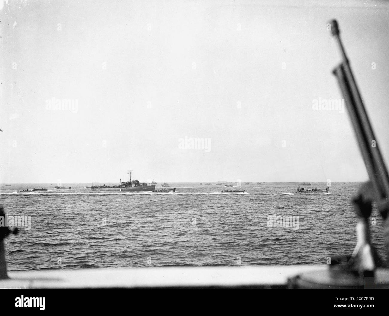 Am 15-16. August 1944 führten alliierte Streitkräfte amphibische Landungen in der Nähe von St. Raphael in Südfrankreich durch, wobei Wellen von Angriffsbooten die Strände während der ersten 24 Stunden des Strandes erreichten. Stockfoto