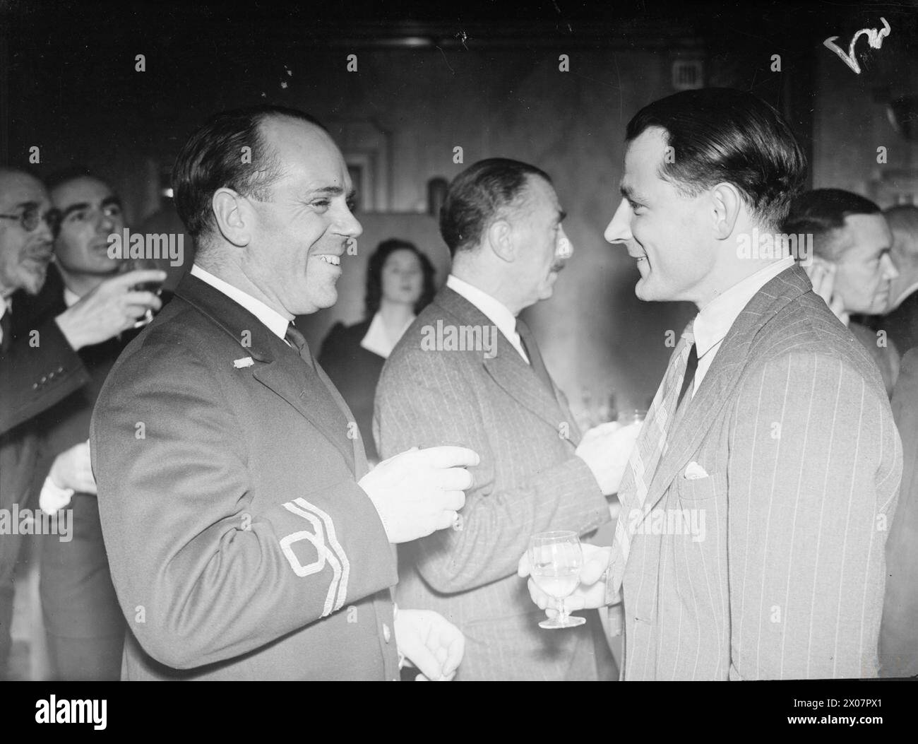 DORCHESTER DINNER FÜR FÄHRBESATZUNGEN. 17. AUGUST 1943, DORCHESTER HOTEL, LONDON. EIN ABENDESSEN FÜR BRITISCHE FÄHRBESATZUNGEN, DAS SIND EINIGE DER MÄNNER VON 17 BIS 70, DIE ALS FREIWILLIGE SEELEUTE UNTER DER ADMIRALITÄT DIE RUNNER CREWS DES KLEINEN SCHIFFES BEREITSTELLEN. - Von links nach rechts: Lieut W A Leonard, RNZNVR, von Auckland, H L Rose und L A Lownds Stockfoto