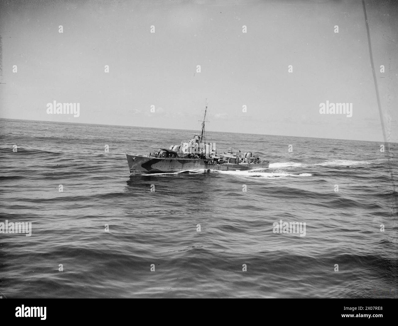 GROSSE BRITISCHE SCHIFFE IM IONISCHEN MEER ALS DIE INVASION SIZILIENS BEGANN. 10. BIS 16. JULI 1943 AN BORD DER HMS FORMIDABLE. GROSSE SCHIFFE DER STÄRKE 'H' BEFANDEN SICH ZU BEGINN DER SIZILIANISCHEN INVASION IM IONISCHEN MEER. - Der Zerstörer HMS-TUMULT Stockfoto