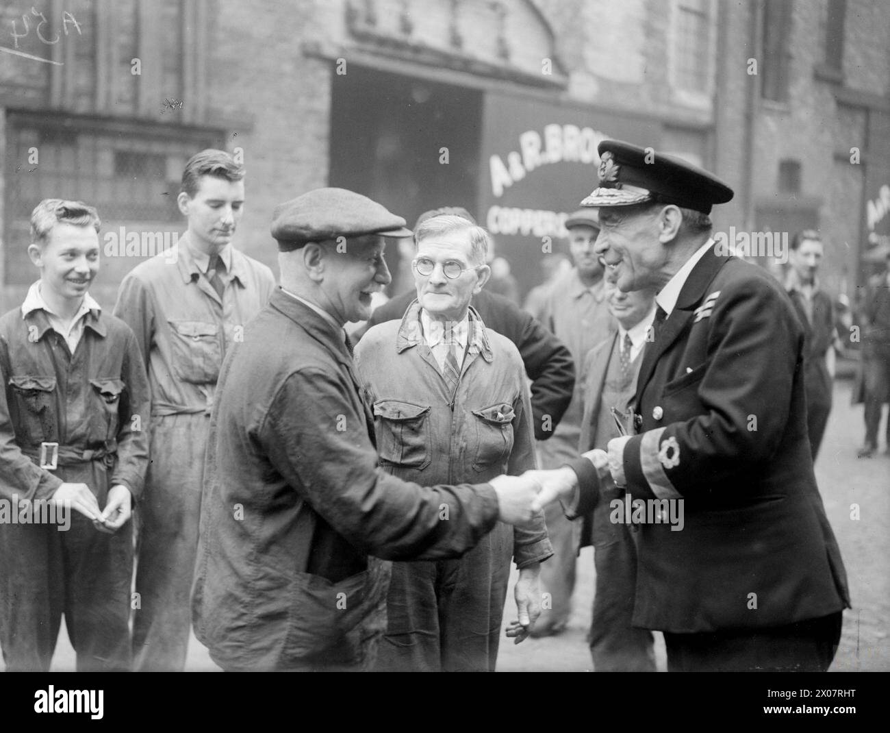 Admiral Sir Arthur J Davies, KBE, CB, RN (Ret'd), im Rang des Commodore RNR, besucht die Werften von Liverpool vom 19. Bis 20. September 1944 und trifft auf Schiffsreparaturen wie den Blechschneider William Drought und turner John Hedge. Stockfoto