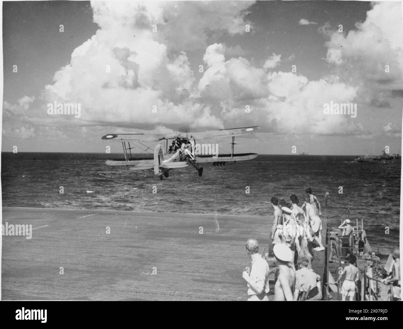 DIE ROYAL NAVY WÄHREND DES ZWEITEN WELTKRIEGS - Ein Fairey-Schwertfisch der No 834 Squadron Fleet Air Arm startet von der HMS BATTLER auf U-Boot-Patrouille Royal Navy, BATTLER (HMS), Royal Navy, Fleet Air Arm, Naval Air Sqdn, 834 Stockfoto