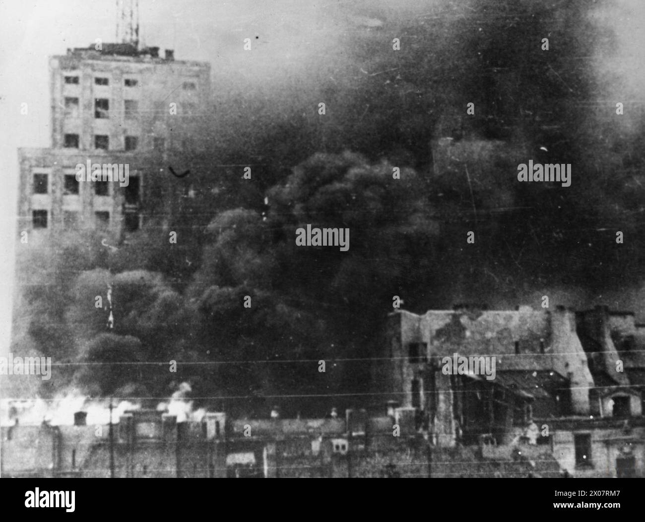 DER WARSCHAUER AUFSTAND, AUGUST-OKTOBER 1944 - der aufsichtsvolle Wolkenkratzer in Flammen auf der Höhe des Aufstands der polnischen Streitkräfte im Westen, Heimatarmee (Armia Krajowa) Stockfoto