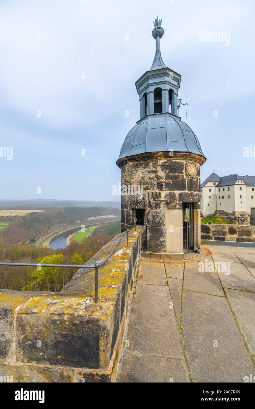Der Wachturm der Festung Königstein steht vor einer ruhigen Kulisse aus sächsischen grünen Hügeln und gewundenen Flüssen. Deutschland Stockfoto