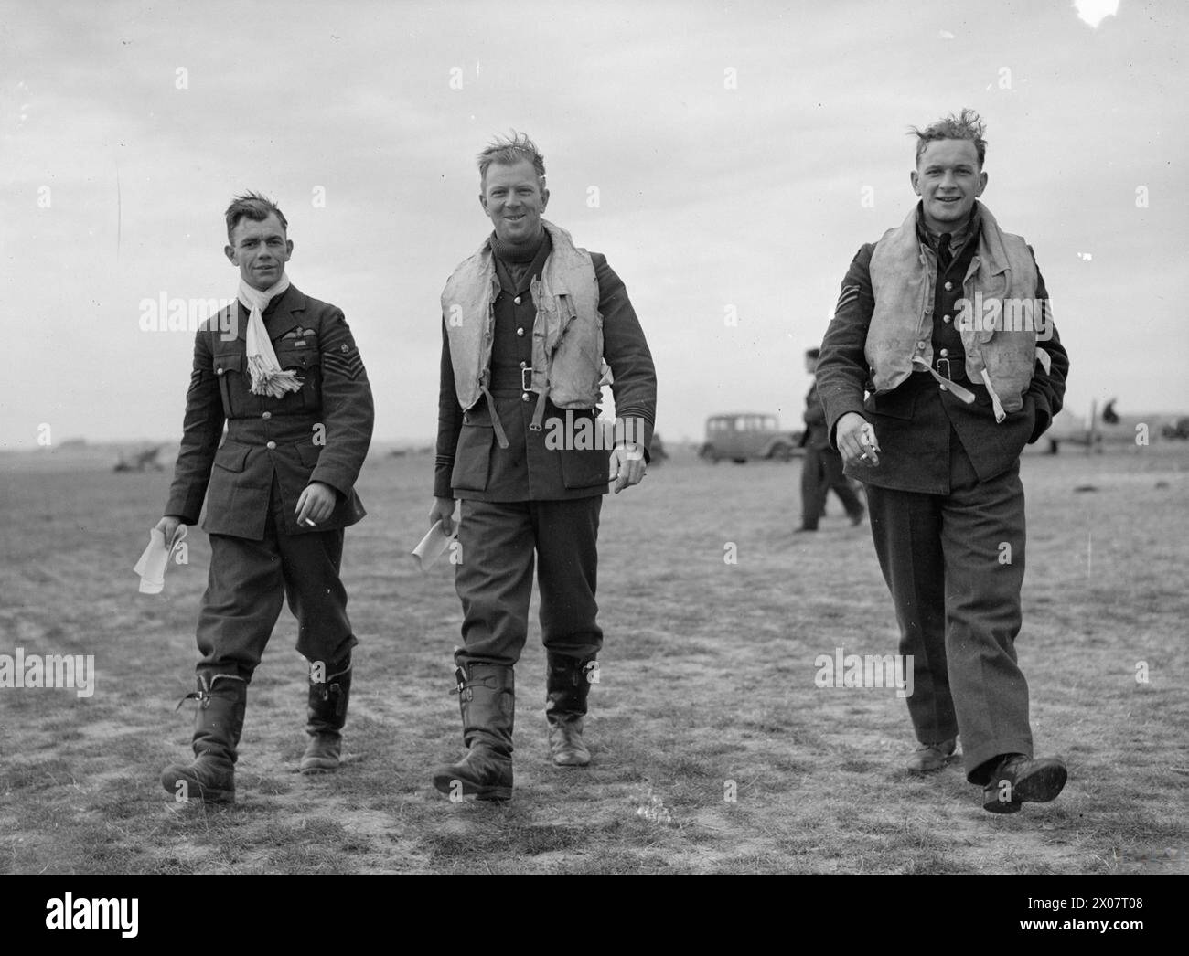 DIE SCHLACHT VON GROSSBRITANNIEN 1940: Flight Sergeant George 'Grumpy' Unwin, Flight Lieutenant Walter 'Farmer' Lawson und Sergeant David E Lloyd von No. 19 Squadron in Fowlmere, September 1940 Stockfoto