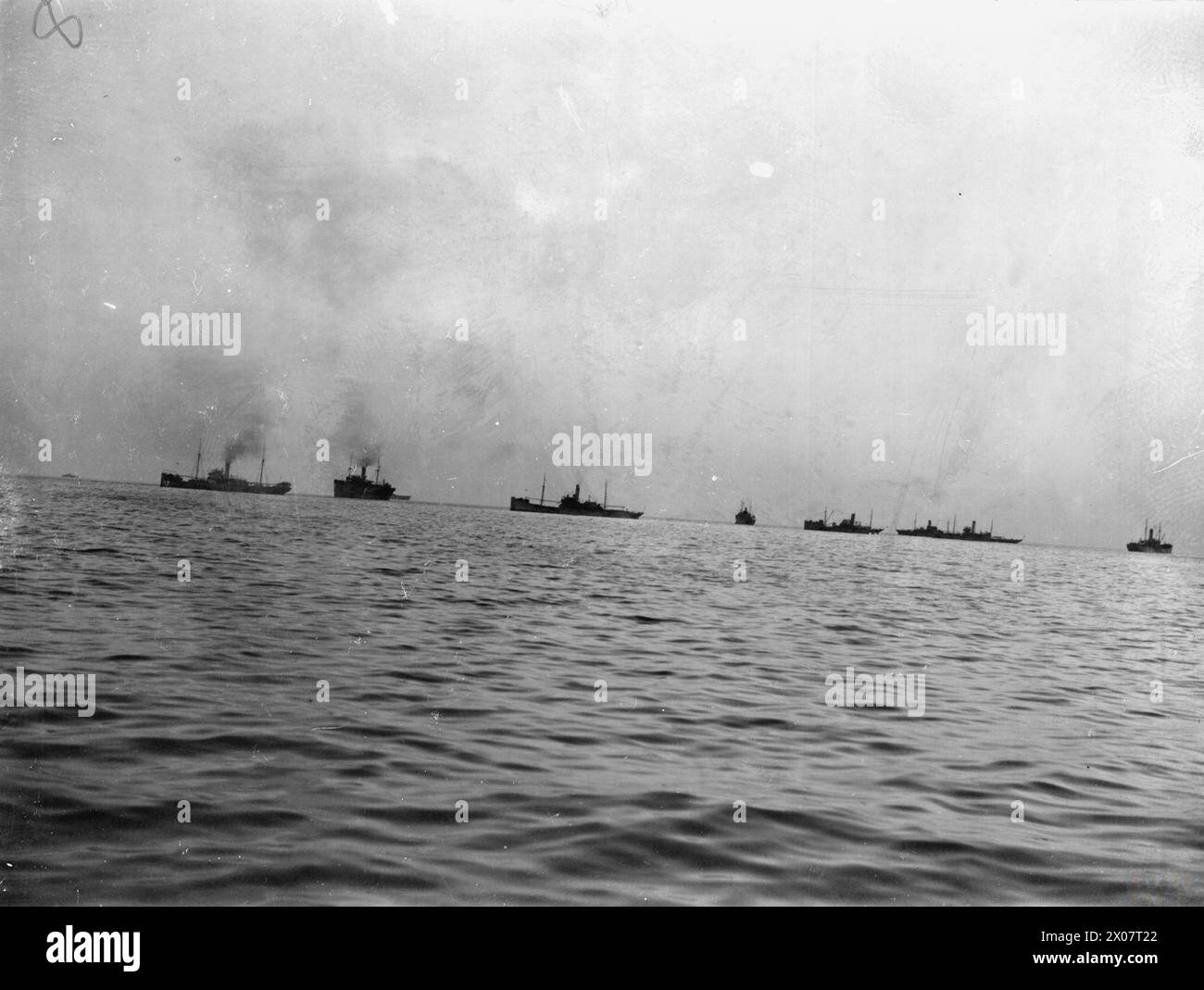 UNTER DEN WAFFEN MALTAS ANKERN, ITALIENISCHE SCHIFFE KOMMEN VORBEI. 14. SEPTEMBER 1943, VOR DEM HAFEN VON VALLETTA, MALTA. 35 ITALIENISCHE KRIEGSSCHIFFE, DARUNTER 3 SCHLACHTSCHIFFE UND 6 KREUZER, SIND IN MALTA UND ANDEREN BRITISCHEN HÄFEN ANGEKOMMEN. DAS MALTA-KONTINGENT VERLIESS SPEZIA UND TARENT UND ERREICHTE MALTA TROTZ DEUTSCHER BOMBARDEMENTS UNTER ESKORTE ZWEIER BRITISCHER SCHLACHTSCHIFFE. - Wie die erste Ladung italienischer Handelsschiffe in Malta eintraf Stockfoto