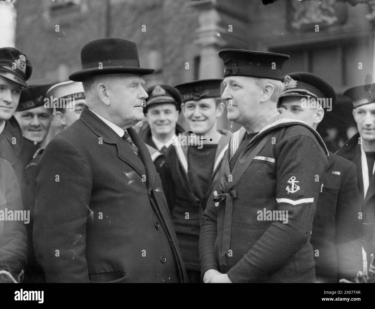 HOCHKOMMISSAR BESUCHT ZEALANDER IN PORTSMOUTH. 4. DEZEMBER 1943. HERR W J JORDAN, HOHER KOMMISSAR NEUSEELANDS, TRAF SICH IN BEGLEITUNG VON HERRN S R SKINNER, OFFIZIER FÜR NEUSEELÄNDISCHE MARINEANGELEGENHEITEN IN LONDON, UND SPRACH MIT DEN NEUSEELÄNDERN, DIE AUF HM-SCHIFFEN EINGESETZT WURDEN. Mr. Jordan spricht mit dem 46-jährigen Stoker James Cameron Anson, der Wellington, Neuseeland, vor 20 Jahren verließ, um nach Südafrika zu reisen, wo er 1940 zur südafrikanischen Marine kam Stockfoto