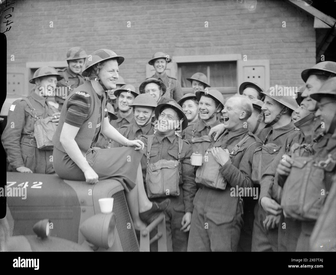 Am 26. April 1940 besuchte der Entertainer Gracie Fields die Truppen der britischen Armee in einem Dorf in der Nähe von Valenciennes, Frankreich, um einen Moment der Interaktion zu teilen. Stockfoto Am 26. April 1940 besuchte der Entertainer Gracie Fields die Truppen der britischen Armee in einem Dorf in der Nähe von Valenciennes, Frankreich, um einen Moment der Interaktion zu teilen. Stockfoto